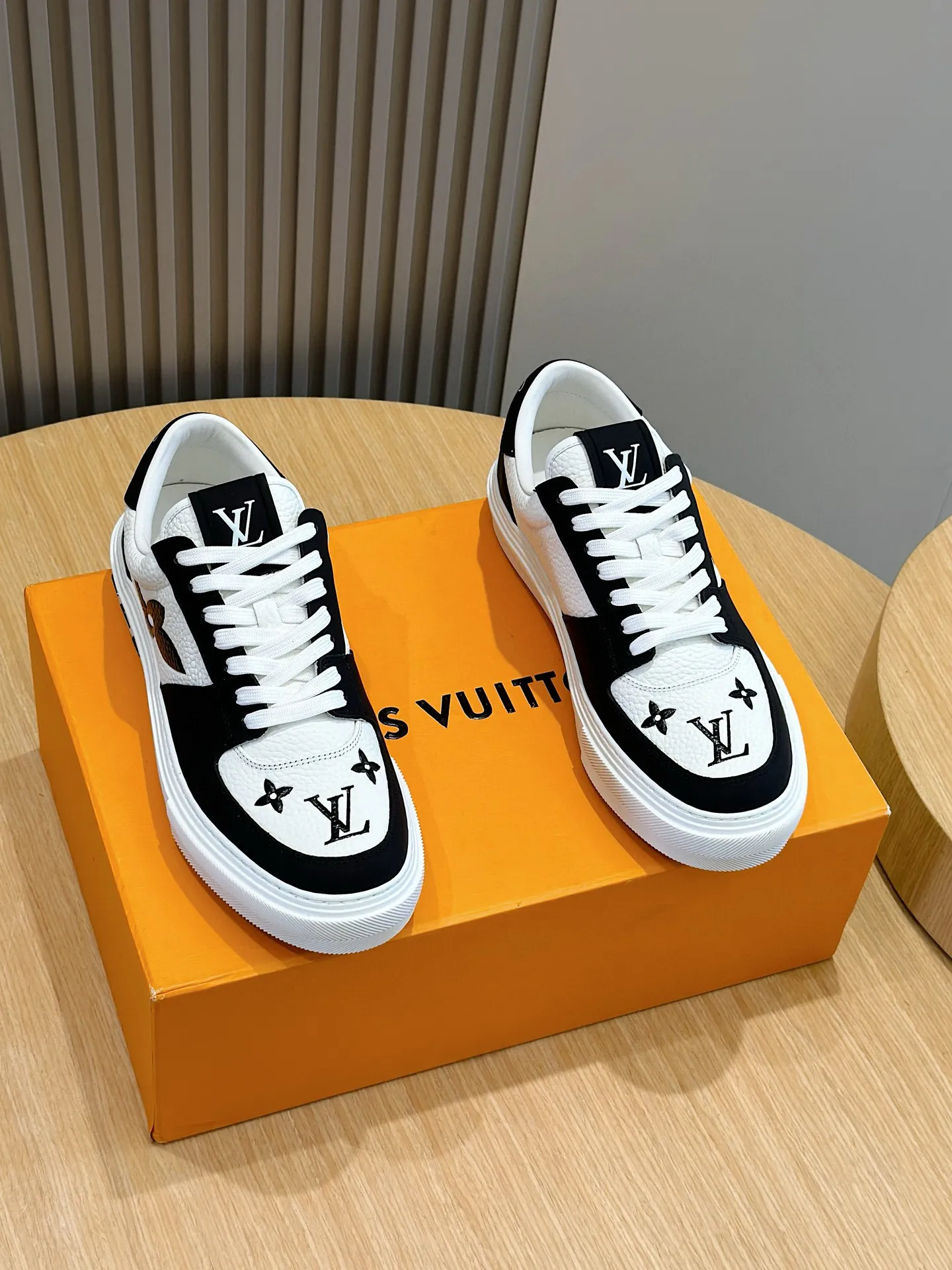 Factory price: 438💰LV full cowhide color-printed men's sneakers. This Ollie lace-up sneaker is made of floral embossed fabric, continuing the inspiration of the season's ready-to-wear collection. The laces are used to set off the gorgeous design, monogram flowers are embellished with transparent rubber outsole, and the brand logo is written on the back. Cowhide upper, cowhide lining, TPU outsole Size: 39-44 (customized at 38.45)